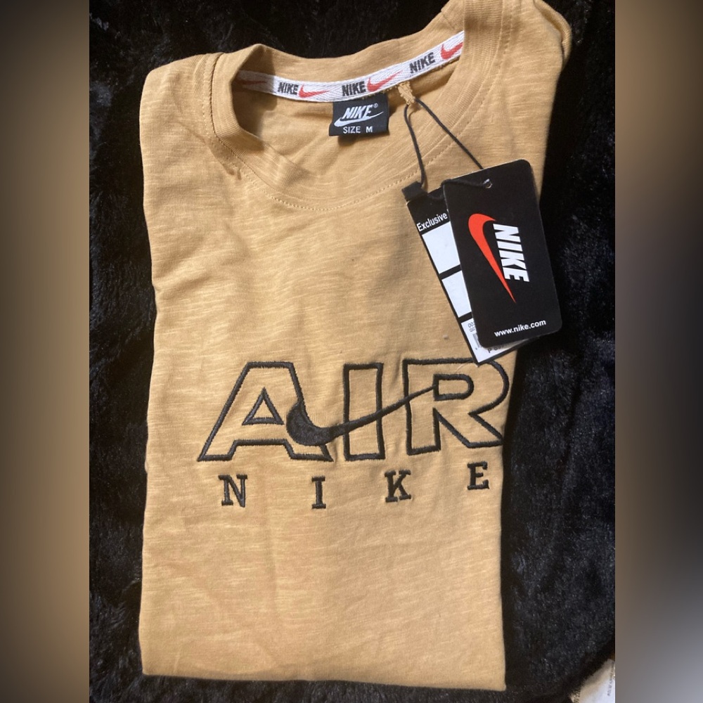- Nwt! Nike air Yellow Short Sleeve Tee med